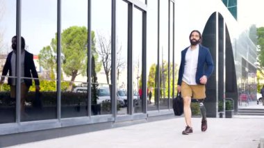 Finansal bir bölgede yürüyen protez bacaklı bir işadamının çalışma alanını kopyala