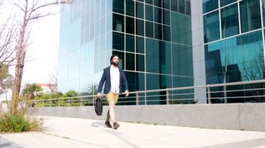 Ampüte edilmiş bacağı olan bir iş adamı, finans caddesi boyunca gidip gelirken cep telefonuyla konuşuyor.