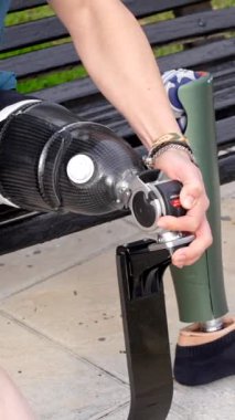 Spor protezi ile koşmaya hazırlanan bacağı olmayan bir adamın yakın çekimi.