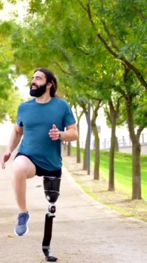 Şehir parkında koşan yapay bacaklı bir sporcu.