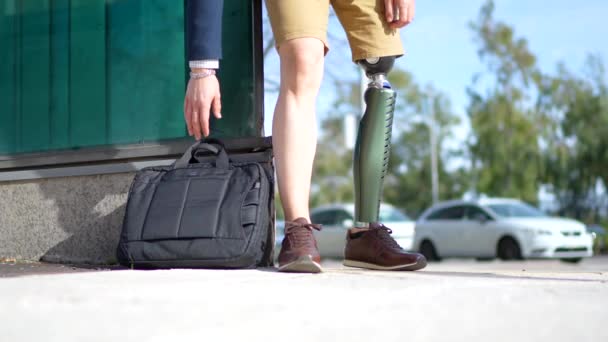 市内に立っている義足を持つ認識できないビジネスマンの下部 — ストック動画