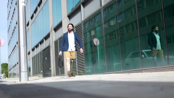 財務地区通りに沿って歩いている義足のビジネスマンのコピースペース付きの写真 — ストック動画