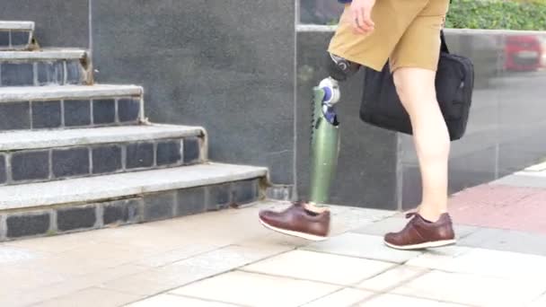 Şehirde Yürüyen Protez Bacaklı Tanınmayan Bir Işadamı — Stok video