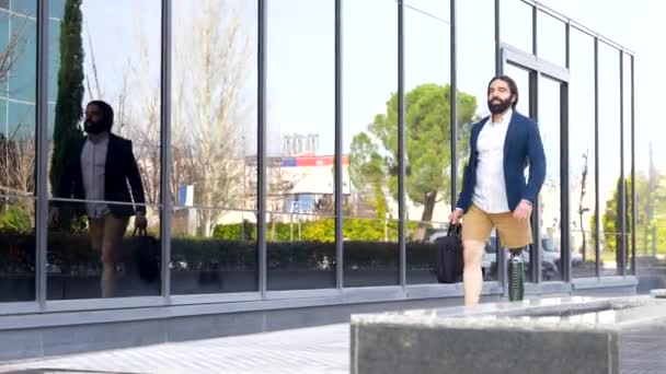Geschäftsmann Mit Beinprothese Kommt Morgens Mit Laptoptasche Ein Finanzgebäude — Stockvideo