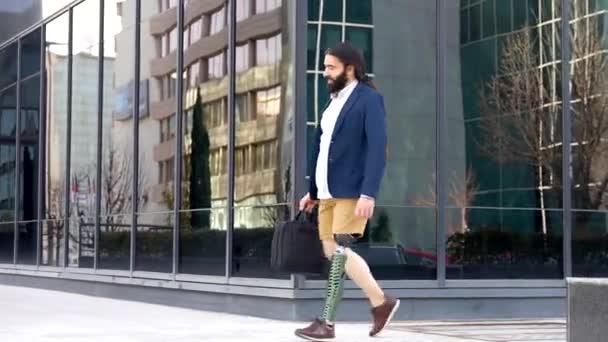 一个戴着假腿提着手提电脑袋沿街行走的商人 — 图库视频影像