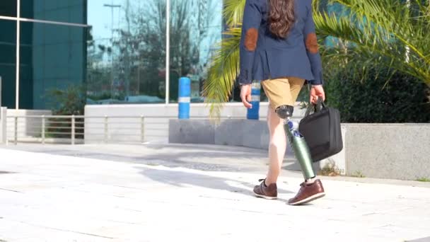 Şehirde Protez Bacaklı Bir Işadamının Arka Görüntüsü — Stok video
