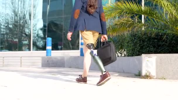 市内の晴れた日にオフィスブロックに到着する義足のビジネスマン — ストック動画