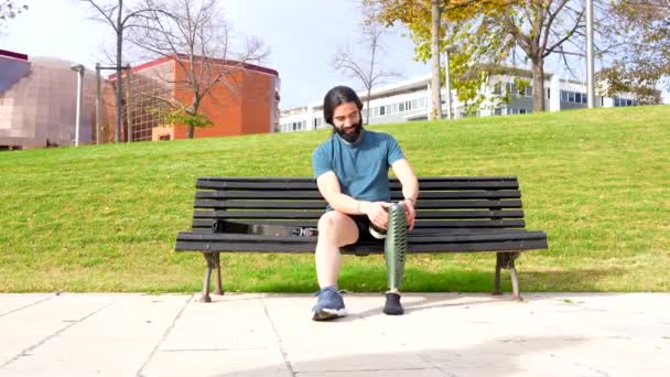 Pelari Laki Laki Cacat Secara Fisik Menyesuaikan Kaki Palsu Duduk — Stok Video