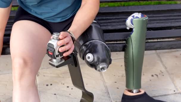 Parktaki Bankta Oturmuş Yapay Bacağını Düzelten Bir Adamın Yakın Çekimi — Stok video