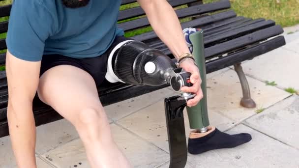 Zbliżenie Mężczyzny Bez Nogi Protezą Sportową Przygotowującą Biegu — Wideo stockowe