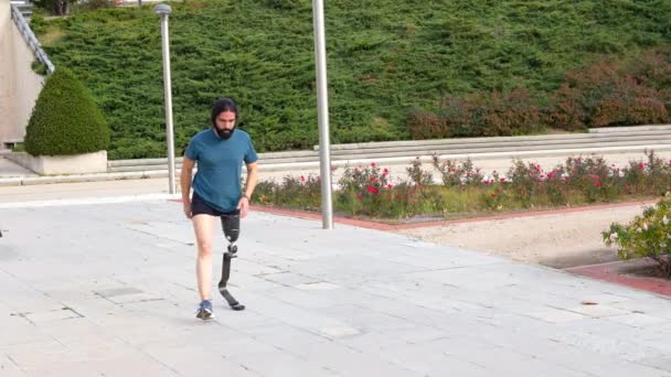Відео Копіювальним Простором Бігуна Протезною Ногою Біжить Міському Парку — стокове відео