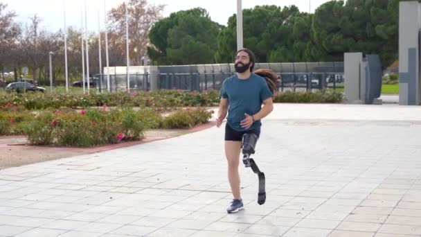 Σωματικά Ανάπηρος Προσθετικό Πόδι Που Τρέχει Αστικό Πάρκο — Αρχείο Βίντεο