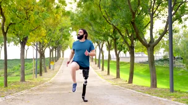 Deportista Con Una Pierna Artificial Corriendo Por Sendero Parque Urbano — Vídeos de Stock