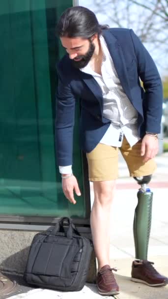 屋外にラップトップバッグを残した義足のビジネスマン — ストック動画