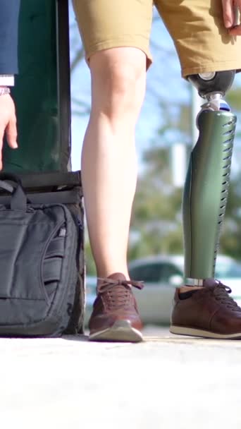 Şehirde Duran Protez Bacaklı Tanınmayan Bir Işadamının Alt Kısmı — Stok video