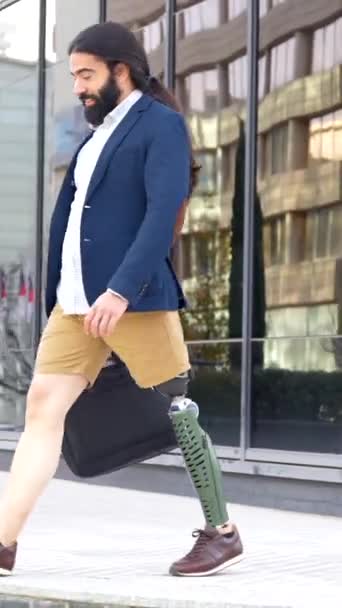 Uomo Affari Con Gamba Protesica Che Arriva Edificio Finanziario Con — Video Stock