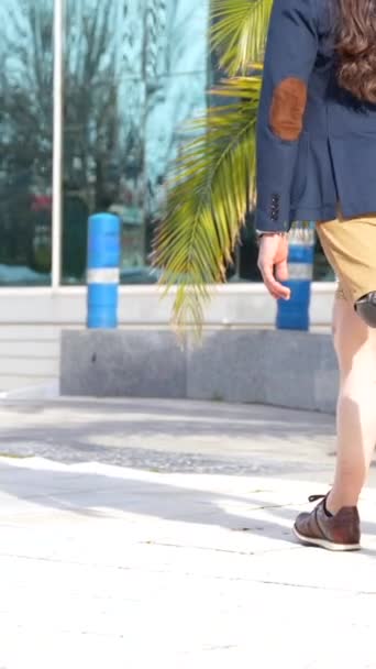 Rückansicht Eines Geschäftsmannes Mit Beinprothese Der Stadt — Stockvideo