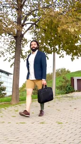 Ampüte Edilmiş Bacağı Olan Bir Adamının Şehir Parkında Yürüdüğü Bir — Stok video