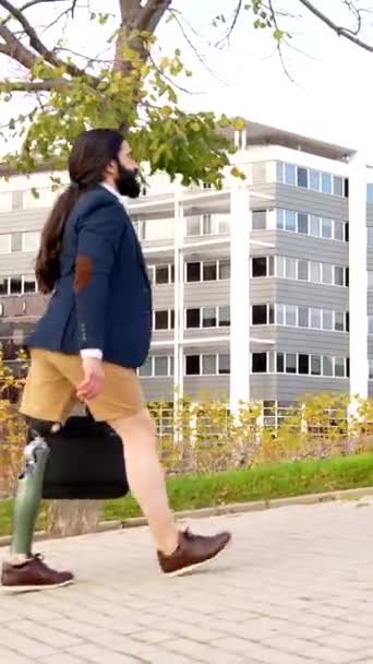 Pandangan Belakang Dari Seorang Pengusaha Dengan Kaki Palsu Berjalan Sepanjang — Stok Video