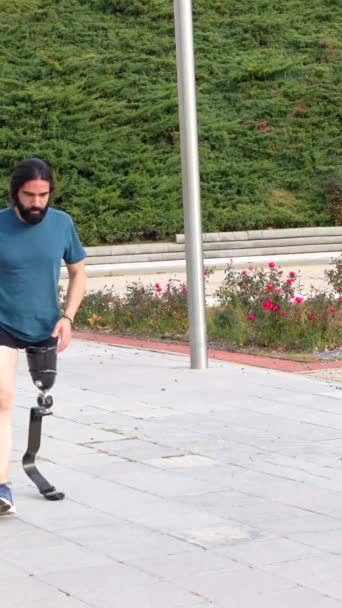 Wideo Przestrzenią Kopiującą Biegacza Protezą Nogi Biegnącą Wzdłuż Miejskiego Parku — Wideo stockowe