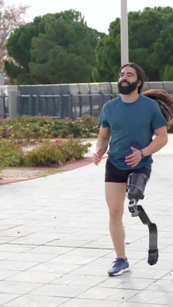 Homem Com Deficiência Física Com Perna Protética Correndo Parque Urbano — Vídeo de Stock