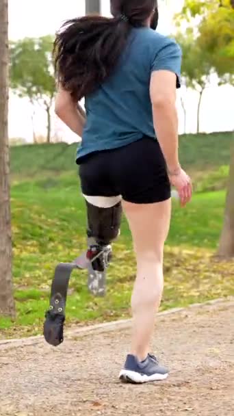 Vue Arrière Rapprochée Homme Handicapé Avec Une Jambe Prothétique Courant — Video