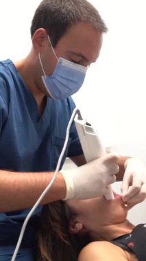 Diş kliniği, röntgene bakan genç bir kadının rutin tıbbi muayenesi.