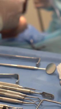 Diş sağlığı kliniği, yalancı hastanın 3 boyutlu taramasını yapan dişçinin ayrıntıları.