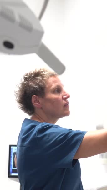 Zahnklinik Jährliche Routineuntersuchung Einer Jungen Frau Beim Röntgen — Stockvideo