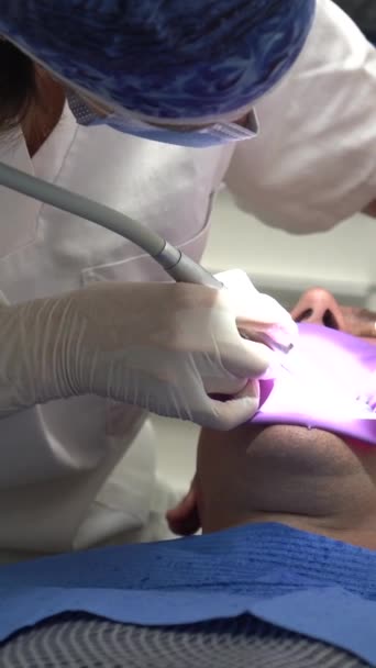 Οδοντιατρική Κλινική Γιατρός Που Εκτελεί Ενδοδοντική Χειρουργική Επέμβαση Ασθενή — Αρχείο Βίντεο