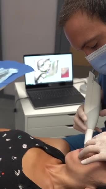 Zahnklinik Zahnarzt Der Einen Scan Des Patienten Mit Dem Computer — Stockvideo