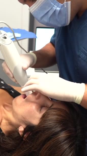 Zubní Klinika Zubní Lékař Asistent Provádějící Orální Operaci Tmě Klientovi — Stock video