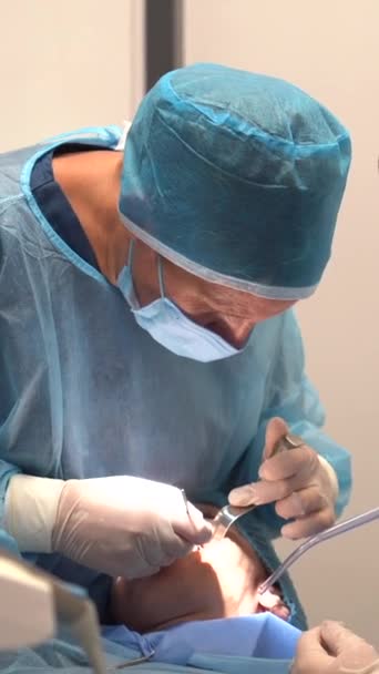 Clínica Odontológica Médico Dentista Assistente Com Ternos Azuis Realizando Uma — Vídeo de Stock