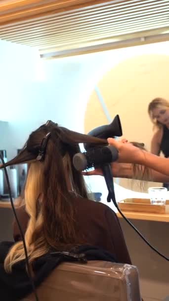Porträt Eines Brünetten Mädchens Sitzt Schönheitssalon Mit Dem Trockner Friseur — Stockvideo