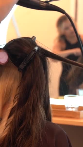Portrait Brunette Girl Sitting Beauty Salon Dryer Hairdressing — Stok video