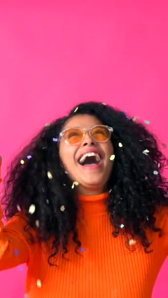 Усміхнений Кидає Конфетті Кучерява Жінка Рожевому Тлі Концепція Вечірки Диско — стокове відео