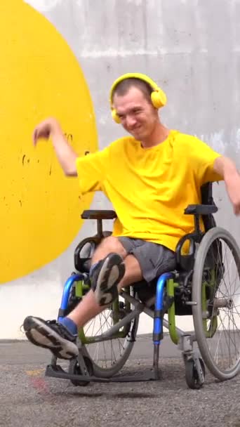 Disabled Person Wheelchair Listening Music Headphones Dancing Smiling — Αρχείο Βίντεο