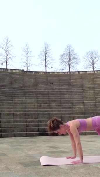 Burpees Caucasian Young Woman Doing Fitness City Park Warming Pre — Vídeo de stock