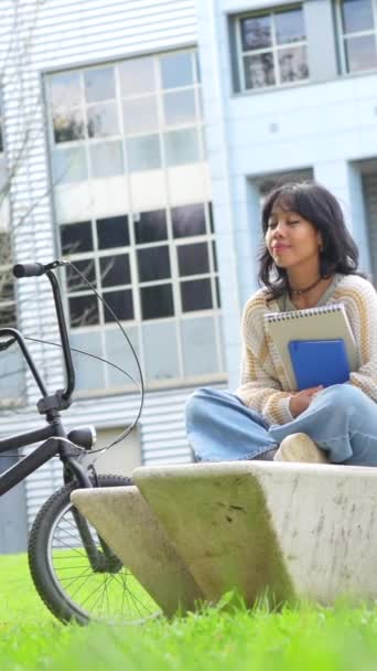 Retrato Una Estudiante Asiática Sonriente Sentada Campus Universitario Con Una — Vídeos de Stock