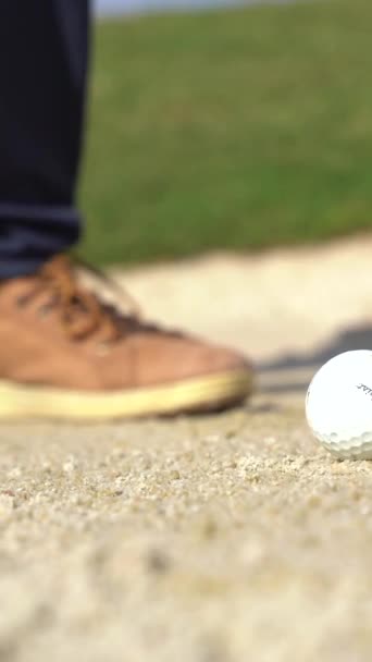 Pieds Homme Jouant Golf Dans Bunker Frapper Balle Avec Bâton — Video