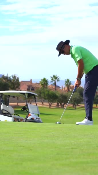 Uomo Che Gioca Golf Mettendo Palla Nel Buco Sul Verde — Video Stock