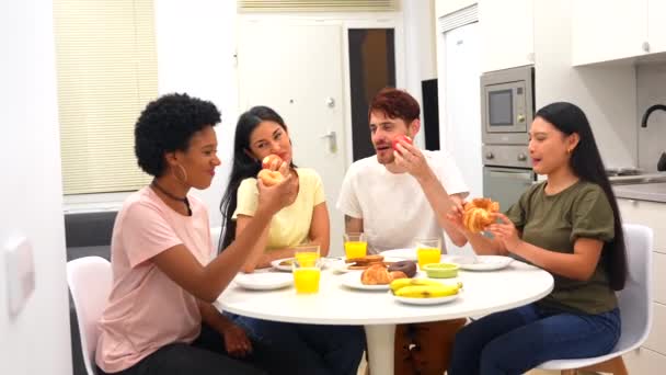 Glückliche Freunde Beim Gemeinsamen Gesunden Frühstück Einem Tisch Der Wohnung — Stockvideo