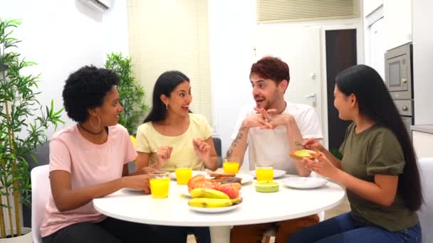 Escena Doméstica Amigos Multiétnicos Comiendo Delicioso Desayuno Juntos Casa — Vídeos de Stock