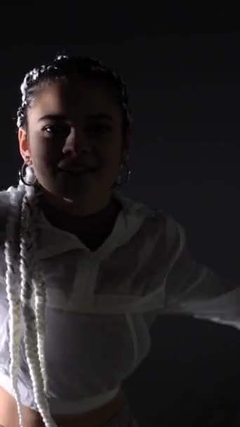 Rap Tanečnice Bílými Copánky Bílou Mikinou Tančící Noci Stěně Smyslné — Stock video