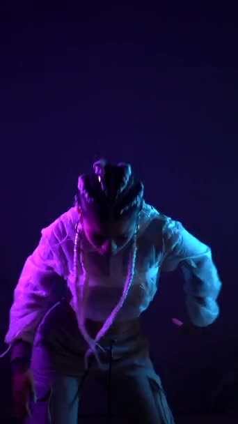 Rap Danser Met Witte Vlechten Dansen Met Neon Lichten Tegen — Stockvideo