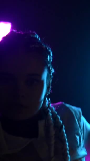 Menari Detail Penari Rap Menari Dengan Lampu Neon Melawan Menari — Stok Video