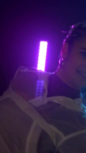 Neon Işıklarıyla Dans Eden Tuzak Rap Dansçısı Mavi Kırmızı Işıklarla — Stok video
