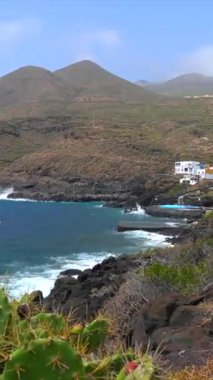 El Hierro, Kanarya Adaları 'ndaki deniz kıyısında La Caleta köyünün güzel sahillerinde, çiçekler ve kaptus