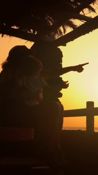 Семья Наслаждается Отдыхом Наблюдая Закатом Природных Бассейнах Масета Эль Йерро — стоковое видео