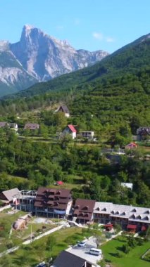 Arnavutluk 'un Theth ulusal parkının hava aracı görüntüsü. Arnavut Alpleri